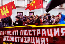 Колонна националистов на марше против вечной власти Путина