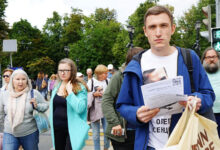 В Москве состоялась гражданская прогулка в защиту политзаключённого Олега Сенцова, и акция с требованием допустить кандидатов от оппозиции к выборам