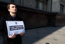 «Изолируйте Клишаса, а не интернет!», «Нравится суверенный интернет? Чемодан! Вокзал! Пхеньян!» — Комитет «Нация и Свобода» провёл акцию протеста у Государственной Думы
